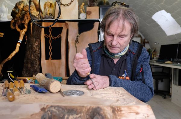 Holzschnitzer Balken