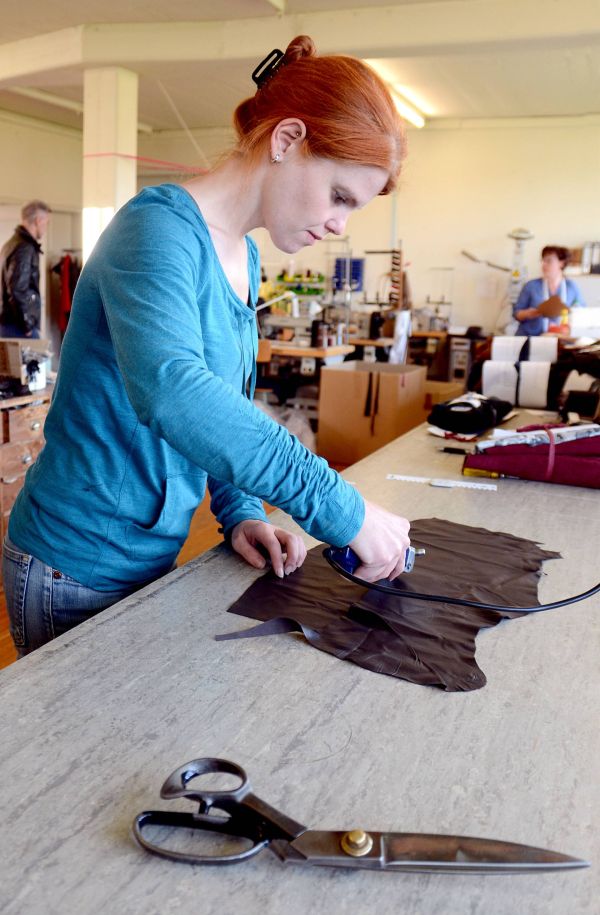 Heinz Bauer Manufakt Oferdingen Leder Zuschnitt