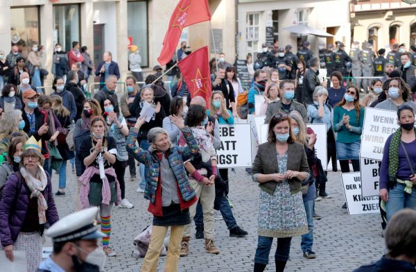 Querdenker Demonstration Tübingen Schilder