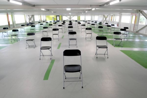 Stühle Corona Eröffnung