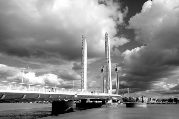 Bordeaux Brücke Wolken