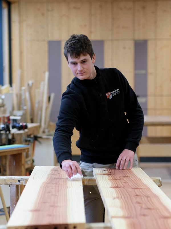 Azubi Schreiner Brett anlassen